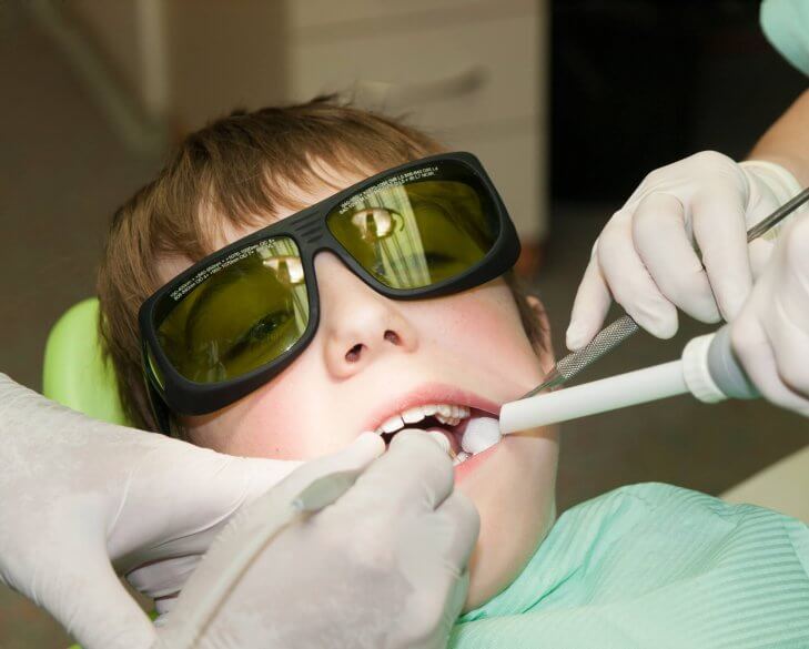 Emergency Dentist in north Miami fixing teeth