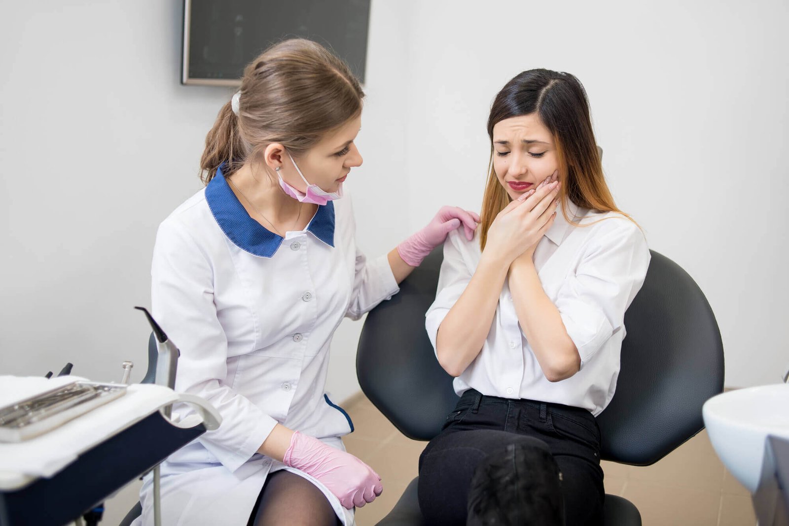 patient with an Emergency Dentist in north Miami